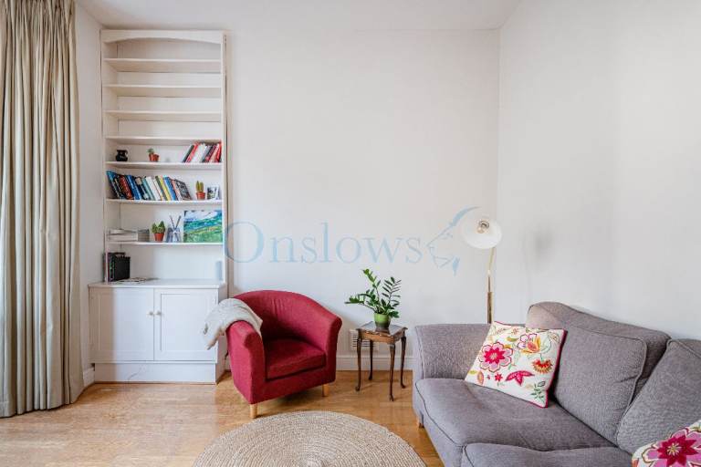 1 Bedroom Flat on first floor to rent in Chelsea