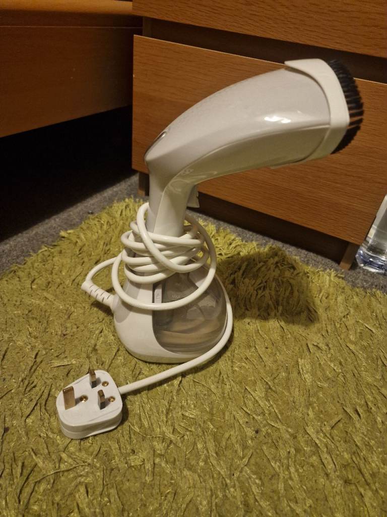 Handheld clothes steamer 