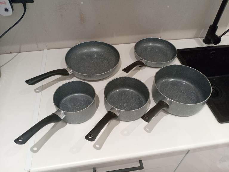 Brand new pots and pans set