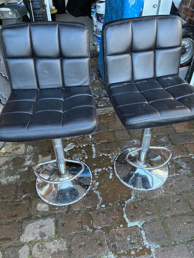 Pair bar stools 
