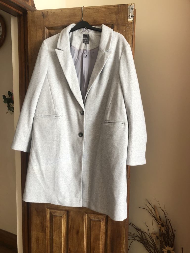 £8 New size 20 Grey warm jacket 🧥 Bought the wrong size