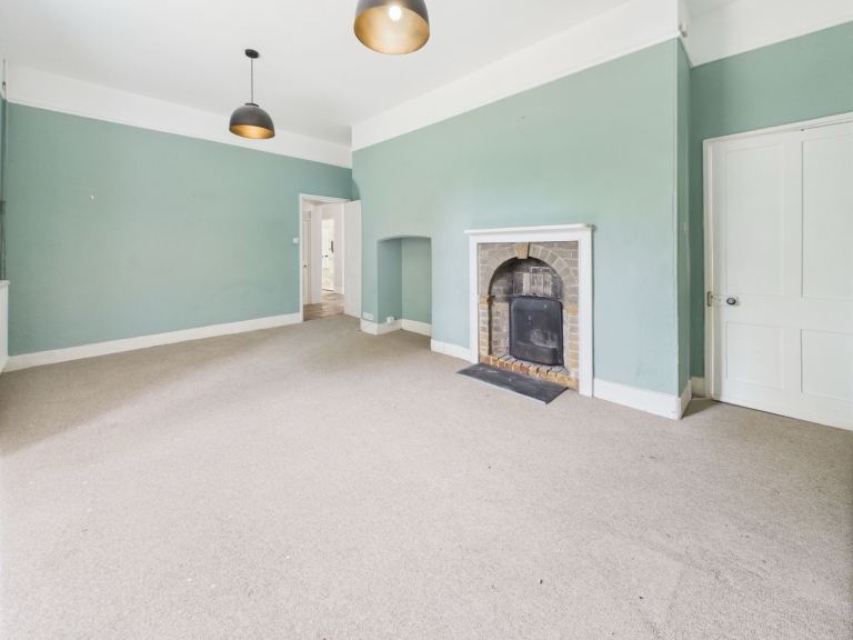 2 Bedroom Property available in Manor Park at £1700