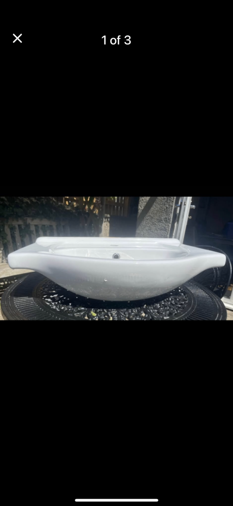 Bathrooms sink no base 