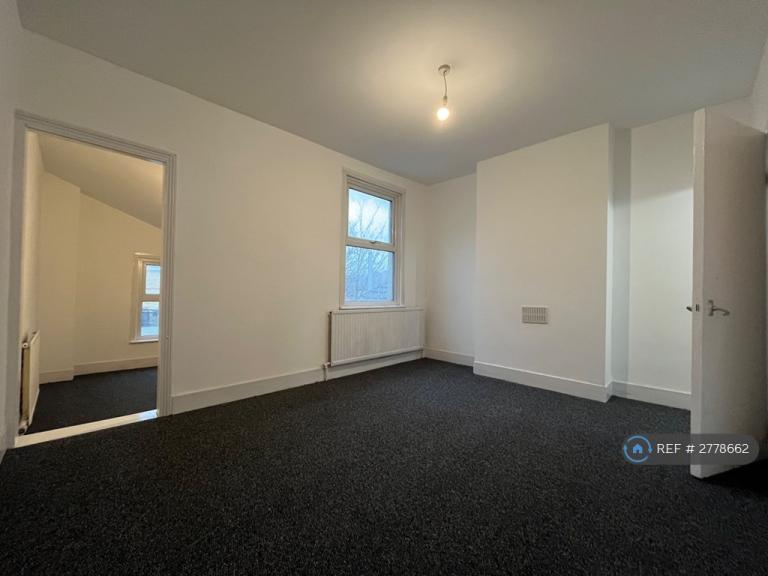 3 bedroom house in Gordon Road, Chatham, ME4 (3 bed) (#2778662)