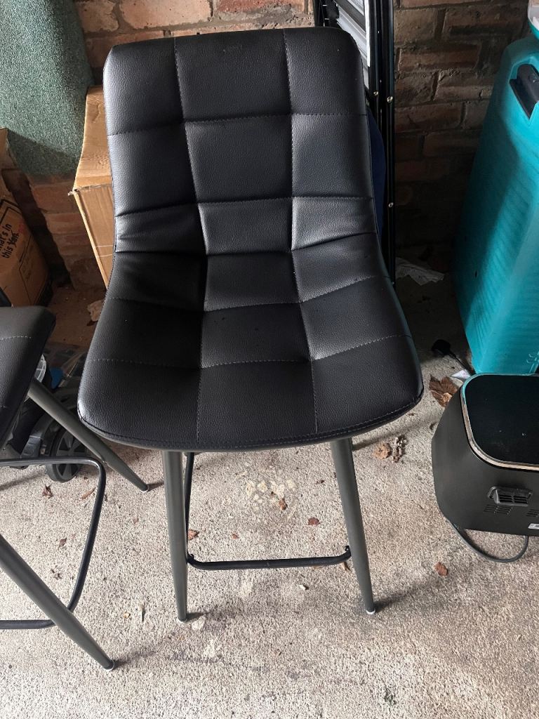 Set of 4 Black Bar Stools – Good Condition