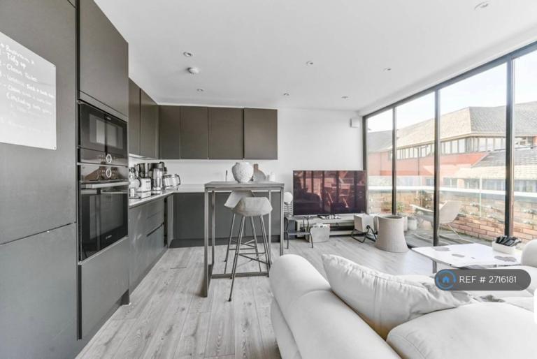 2 bedroom flat in High Street, Purley, CR8 (2 bed) (#2716181)