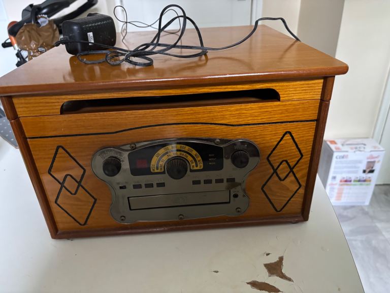 Steepleton Record Player – Multi-Function Audio System – Excellent condition 