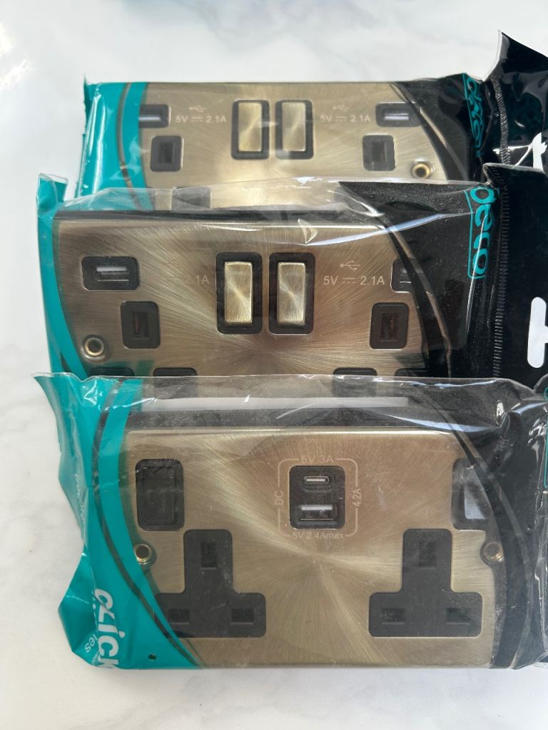 CLICK DECO PLUS ANTIQUE BRASS TWIN USB DOUBLE SWITCHED SOCKET DPAB580BK
