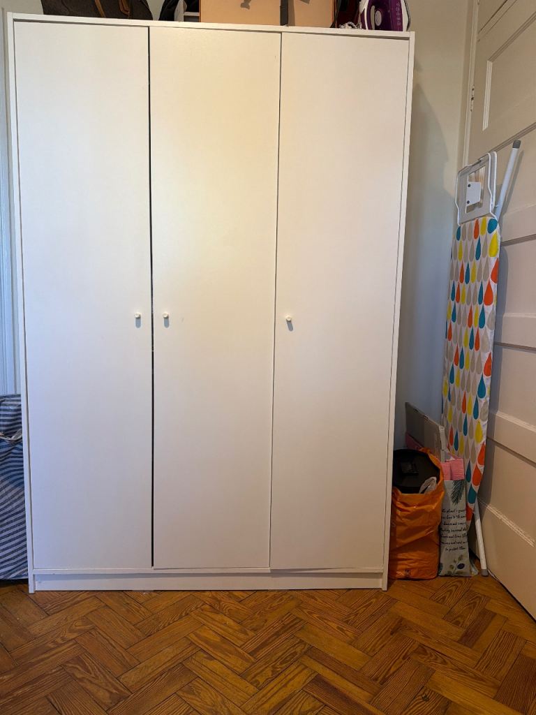 White Triple Wardrobe with 3 Doors – Good Condition