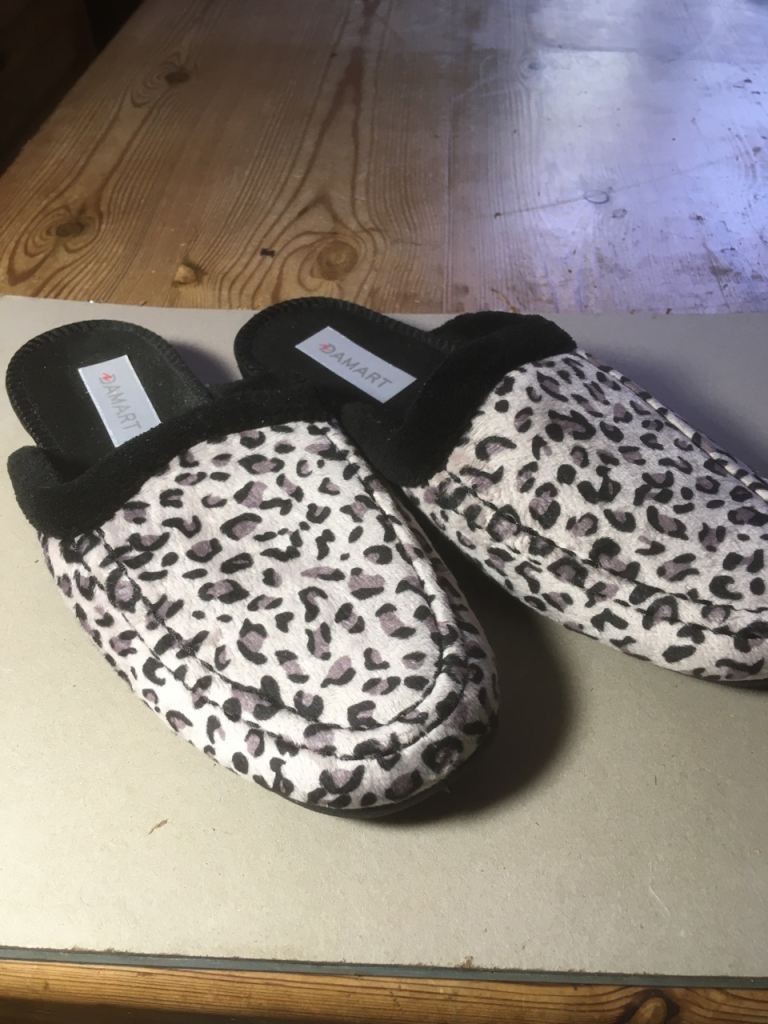 Ladies slippers size 6 NEW 