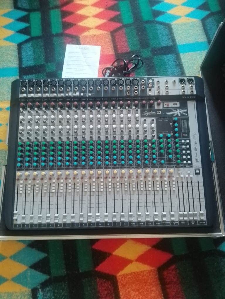 Soundcraft Mixer/Signature 22 Audio Interface with Flight Case and original box