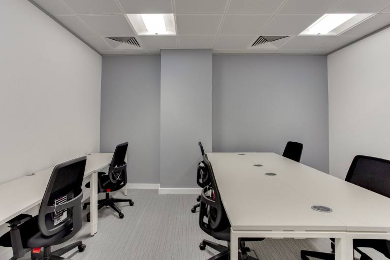 Birmingham - B15 1TR \ Move-In Ready Office Space with 3 Workstations
