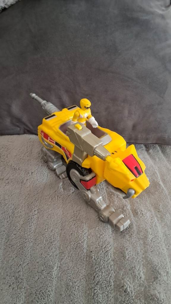 Imaginext Power Rangers Yellow Sabertooth Zord with Yellow Ranger & Bullet
