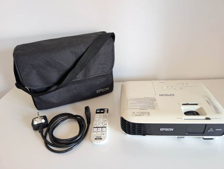 Epson EB-S04 Projector with Bag & Remote – Good Condition