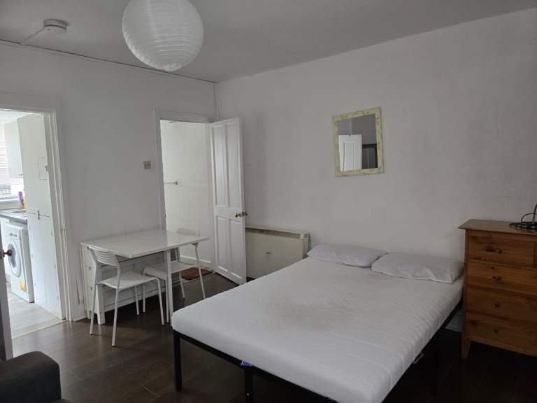 Ground Floor Studio Flat to Let on Mansfield Road Ilford IG1 3BB