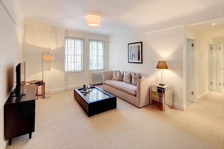 Two bedroom, two bathroom second floor apartment with lift and porter in Chelsea SW3