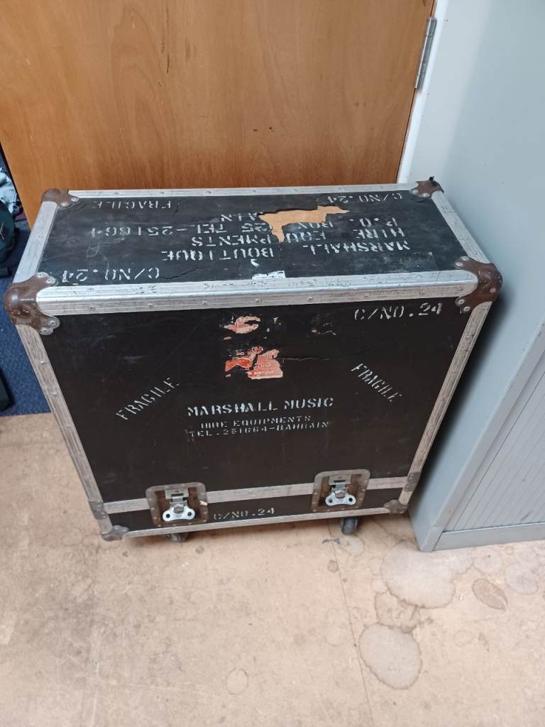 Heavy duty flight case for large amp