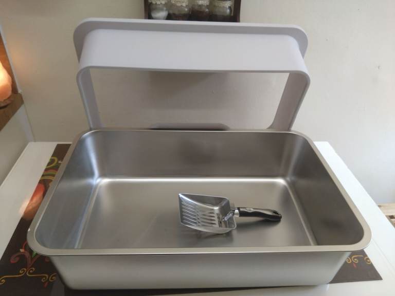 Unused large cat litter tray 