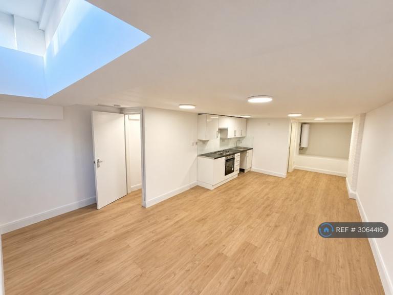 Studio flat in High Road Leytonstone, London, E11 (#3064416)