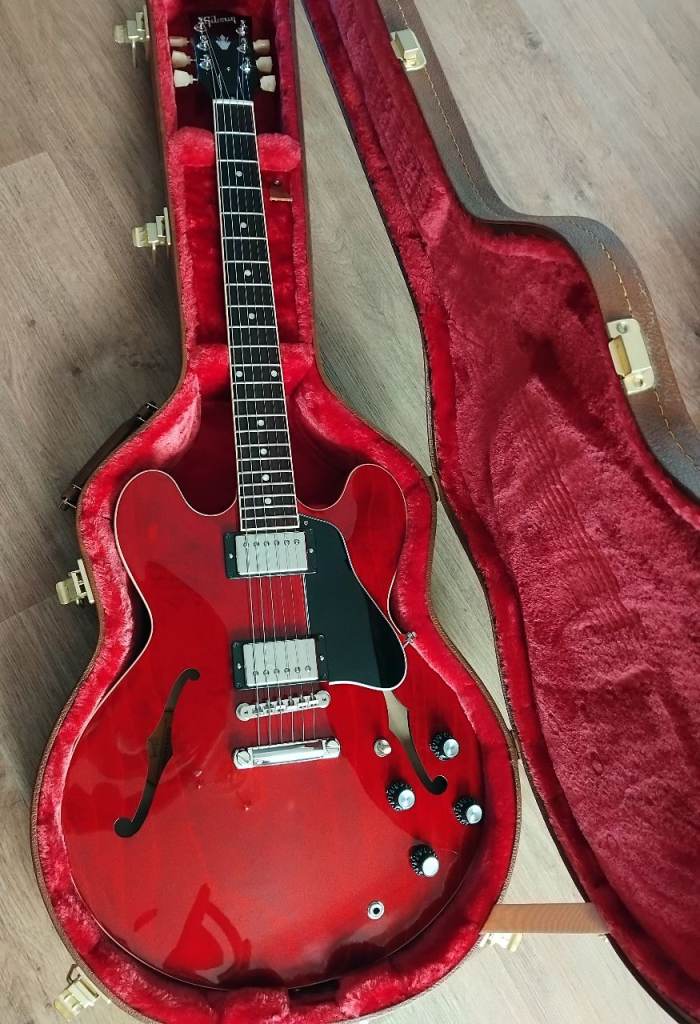 Gibson ES-335 Dot in Cherry red USA made original hard case and candy 2024 near mint recent setup 
