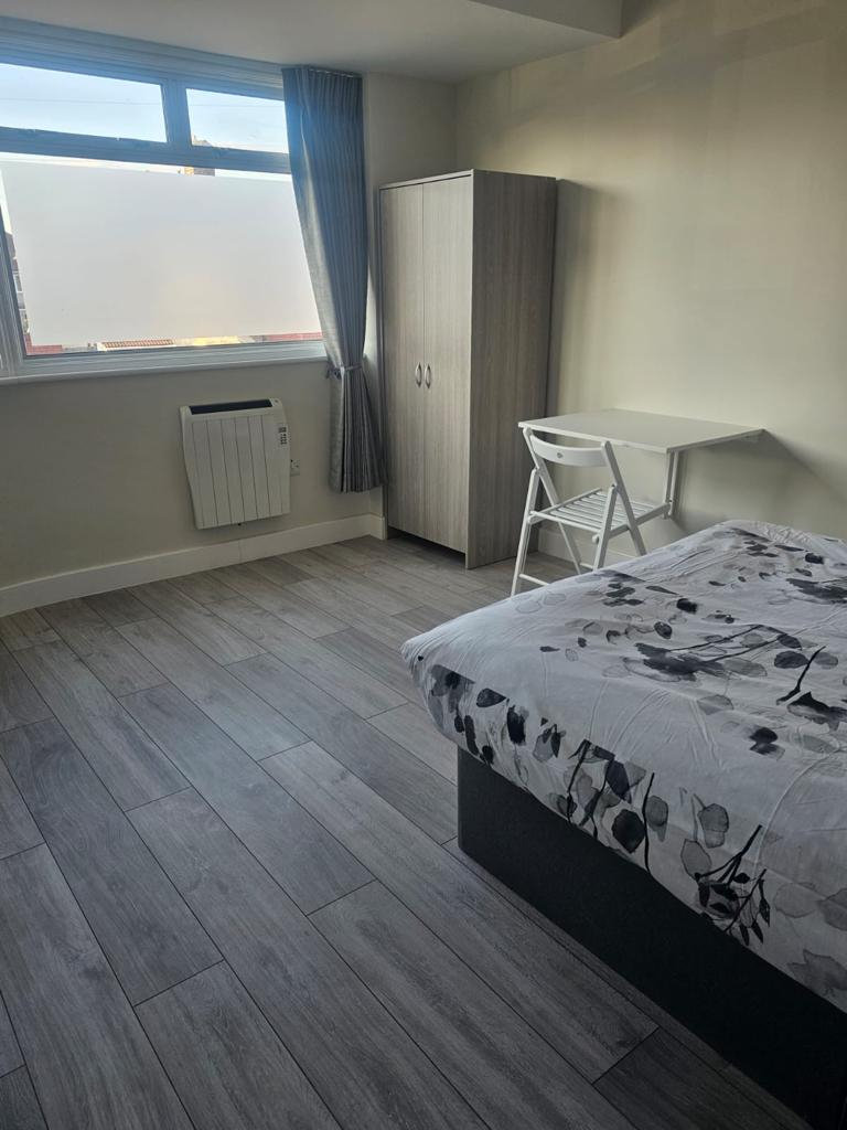 6 bed HMO en-suites and kitchettes for company let-AVAILABLE FOR COMPANY LET