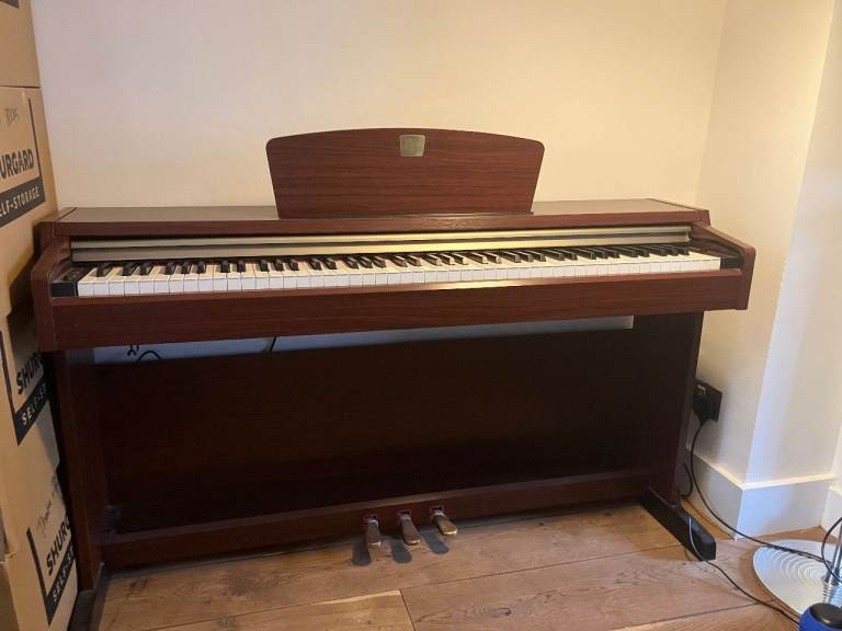 Yamaha Clavinova CLP-220M Digital Piano – Rosewood Finish – Excellent Condition – £495 ONO