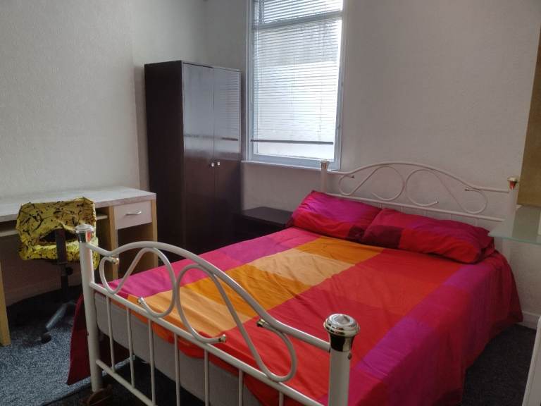 VERY LARGE DOUBLE ROOM in LEYTON