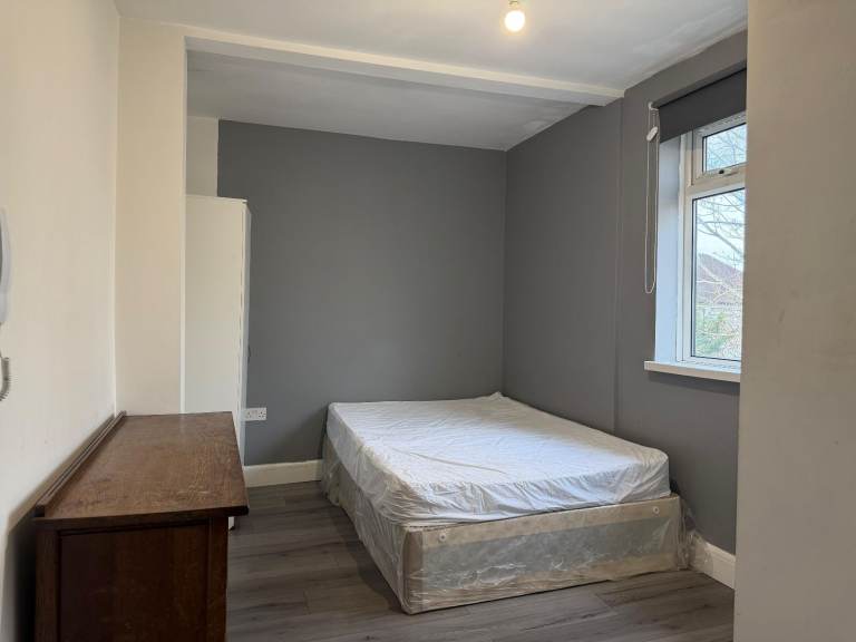 Self-contained studio flat in Hounslow – DSS Considered