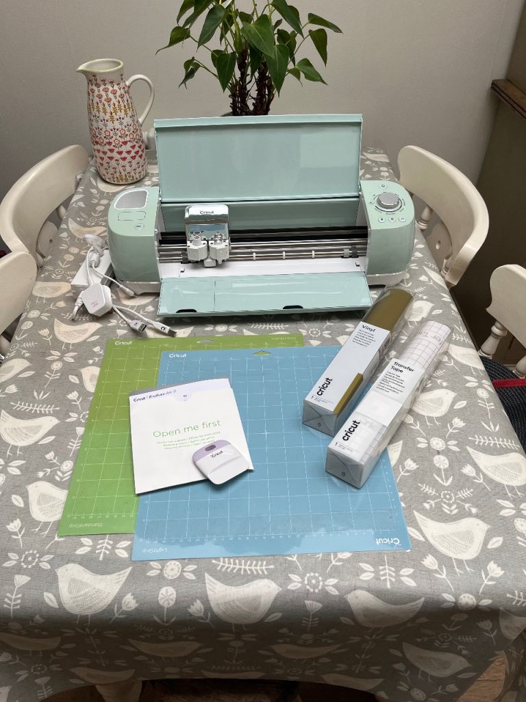 Cricut Explore Air2 cutting Mats & vinyl. Wedding craft