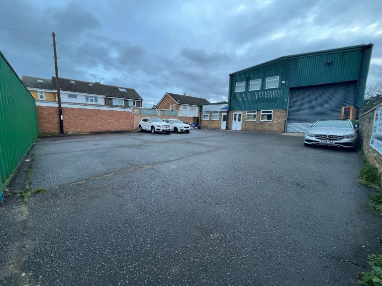 Secure Yard to Rent Near Heathrow – Ideal for Car Sales, Parking & Storage (22–25 Cars)