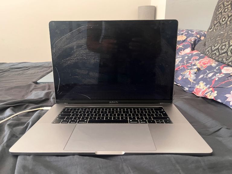 Broken screen apple MacBook Pro 2018