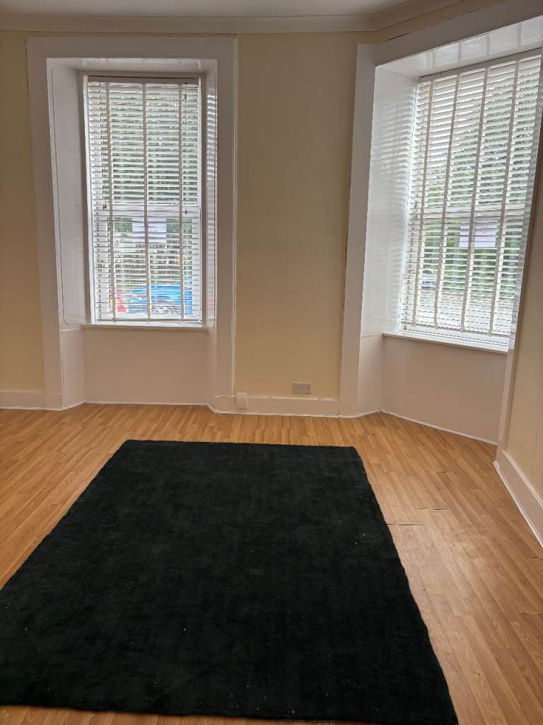 SPACIOUS UNFURNISHED 1 BEDROOM GROUND FLOOR FLAT DUMBARTON EAST