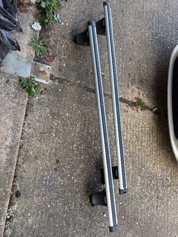 Toyota Thule roof bars and feet 