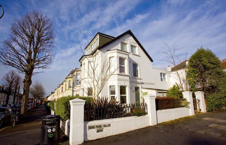SHORT LET 1BR Garden Flat by Hove Station | Relocations | Moves | Holiday | Renovations, etc