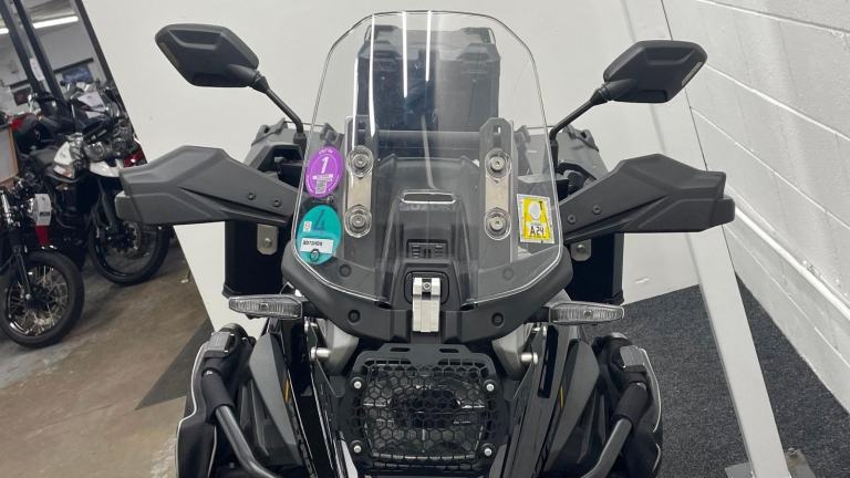 SUZUKI DL1050 TOUR ** FULL LUGGAGE - ENGINE BARS - 12 MONTHS MOT **