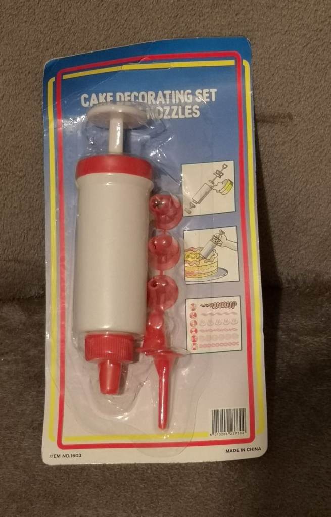 New cake decorating set with 6 nozzles