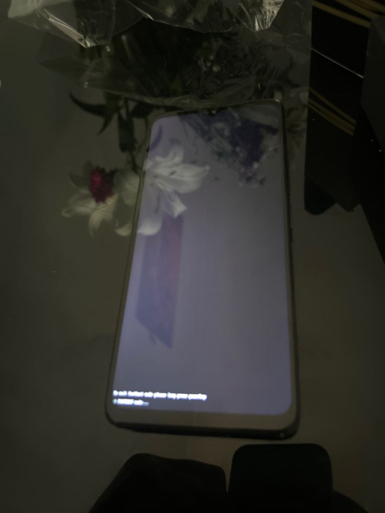 Smartphone with cracked screen – good for parts or repair