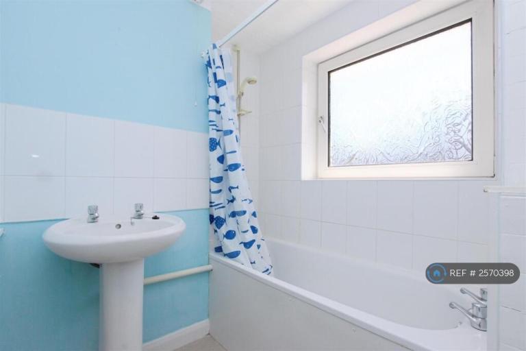 3 bedroom house in Prince Charles Avenue, Minster On Sea, Sheerness, ME12 (3 bed) (#2570398)