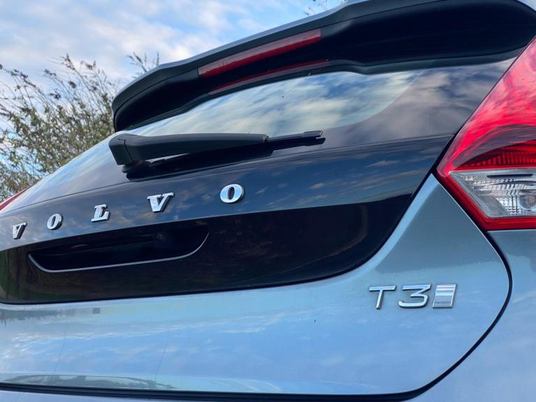 2018 Volvo V40 T3 [152] Inscription 5dr - Sat Nav &amp; Rear Camera &amp; Heated Seats HATCHBACK ...