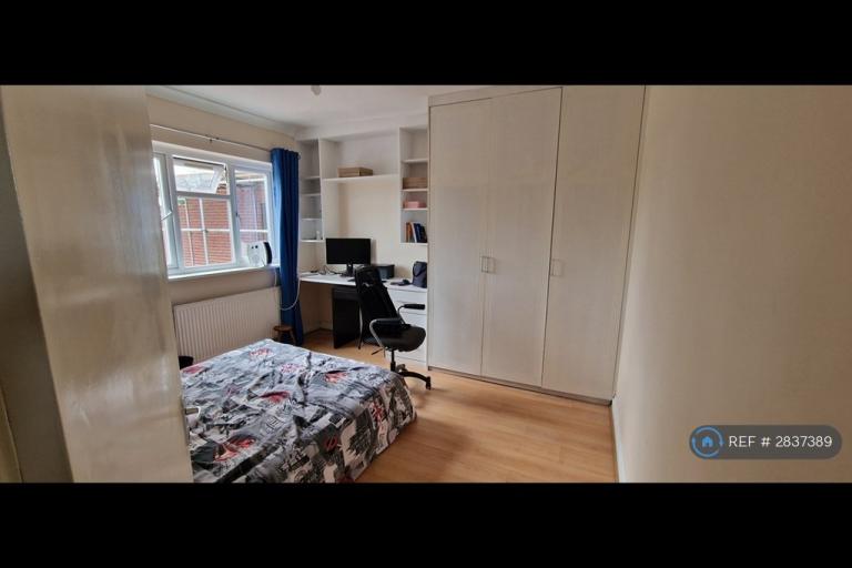 2 bedroom flat in London, London, UB6 (2 bed) (#2837389)