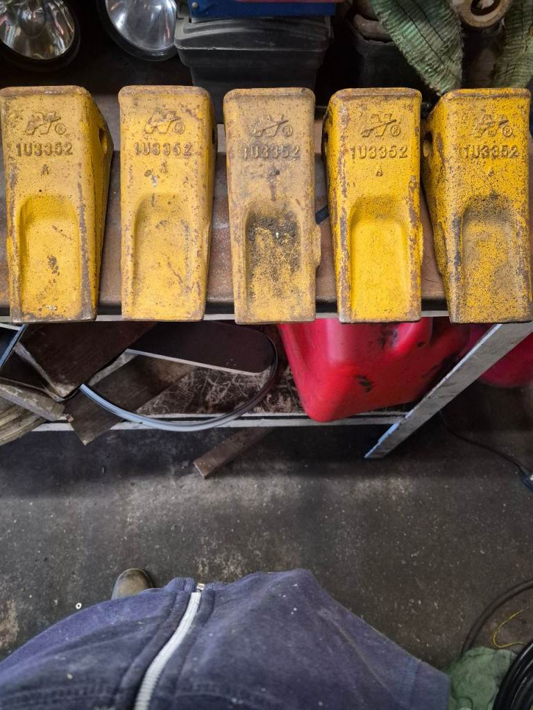 Set of 5 excavator  bucket teeth 