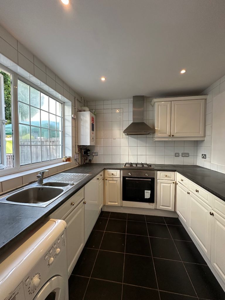 Spacious 3-Bedroom House with Driveway & Garden