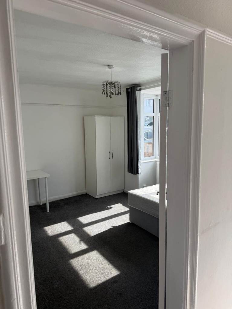 5 bed house to let 