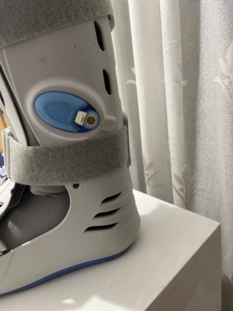 Boot leg support for tendon strain:broken leg 