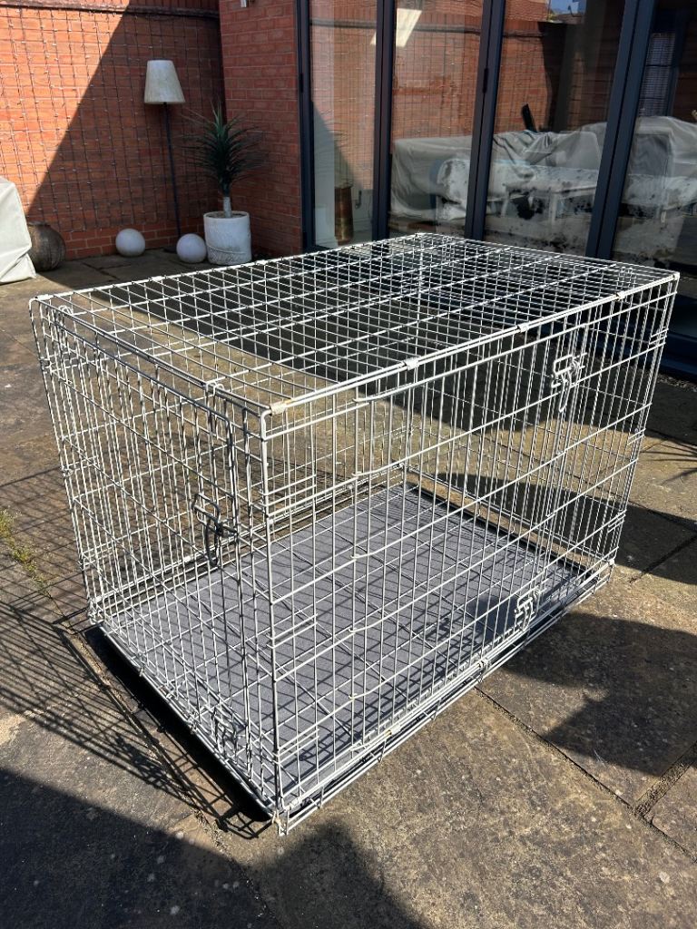 3 peak Dog crate with base and mattress 