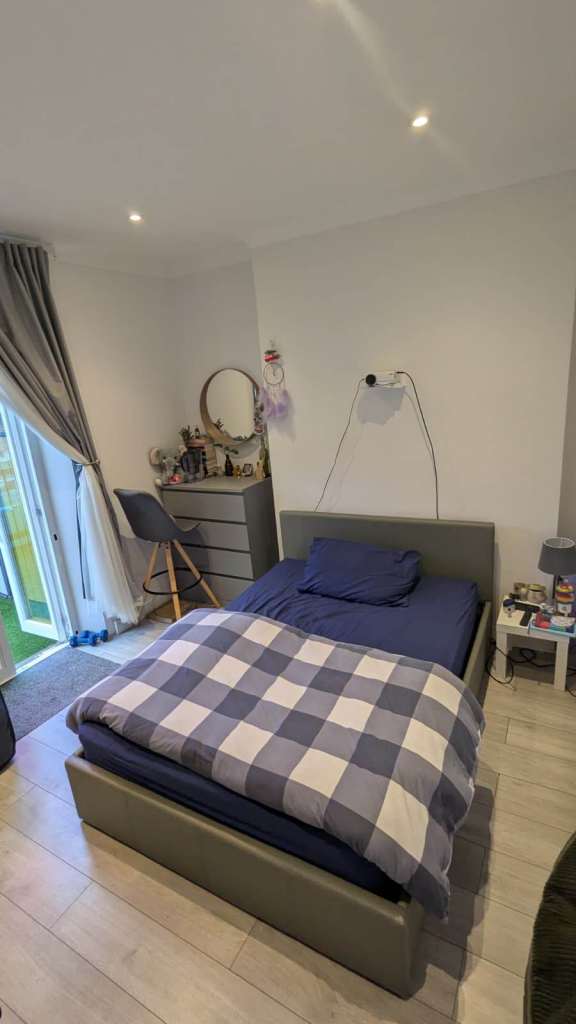 Bedroom set in a prime location, West Kensington, Talgarth Road, W14 9DB-Ref: 2215