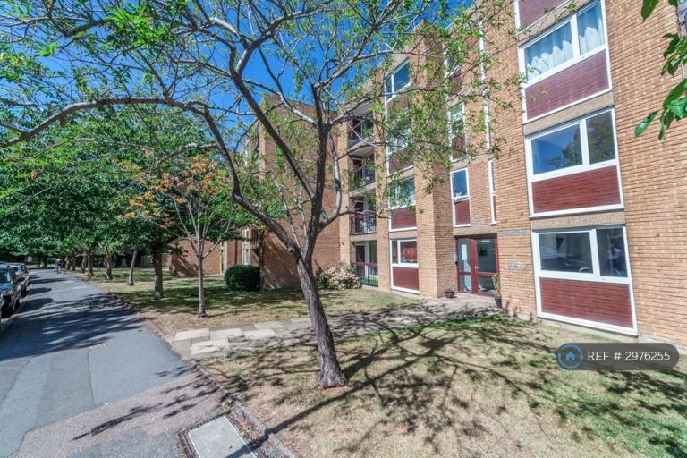 2 bedroom flat in Edenhurst Place, Sutton, SM2 (2 bed) (#2976255)
