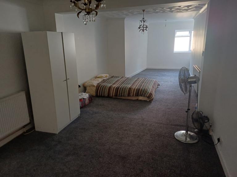 Huge room to let slough SL1 3BX