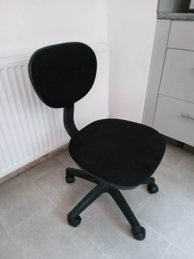 Small Office Chair, Computer Desk Chair with No Arms, Swivel Wheels, Black.
