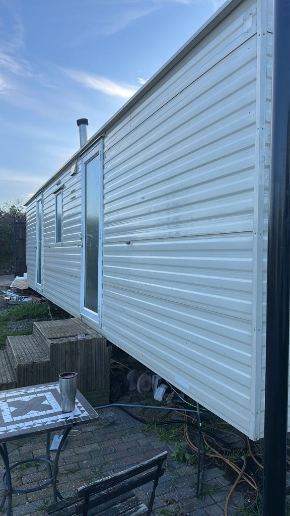 Two bedroom static caravan flat house close to London